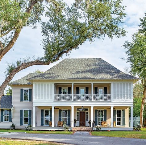 All the Comforts, All the Character in Bay St. Louis - Southern Home Magazine Elegant Beach House, Bay St Louis Mississippi, Southern Houses, Dream Home Exteriors, Southern Home Interior, Exterior Finishes, Farmhouse Colonial Exterior, Traditional Baskets, Farmhouse Colonial