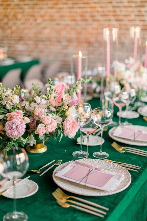 May Wedding Colors, Green Table Settings, Dark Green Wedding, Pink Green Wedding, Dark Green Bridesmaid Dress, Pink Wedding Decorations, Table Rose, Pink And White Weddings, Light Pink Wedding