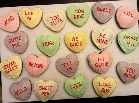 Conversation heart cupcakes... Valentines Recipes Desserts, Heart Shaped Candy, Candy Cupcake, Heart Cupcakes, Buttercream Cake Decorating, Heart Cakes, Happy Hearts Day, Diy Cupcakes, Cake Decorating Piping