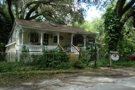 Homosassa, Florida: Old Fishing Village and River Heritage Old Florida Homes Exterior, Old Florida Architecture, Gothic Florida, Old Florida Aesthetic, Old Florida Home, Rural Florida, Swamp Magic, Florida Nostalgia, Old Florida Decor