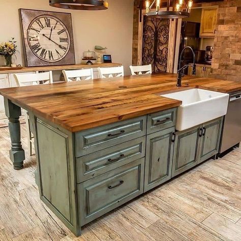 Vintage Farmhouse Kitchen Cabinets, Eco Kitchen Design, Rustic Cabinets Kitchen, New Rustic Kitchen, Country Cabin Kitchen, Log Cabin Kitchen Ideas, Cabin Kitchen Ideas, Barndo Kitchen, Cozy Cabin Kitchen