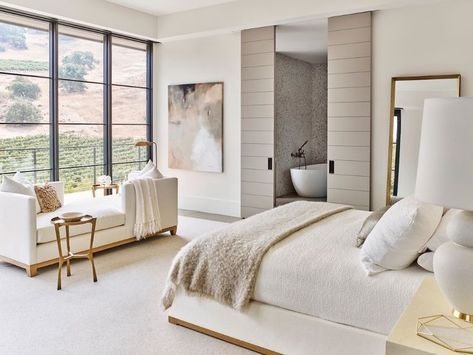 neutral tone modern bedroom design // white and cream bedroom decor // spacious master bedroom Cream Bedroom Decor, Cream Bedrooms, Dekorasi Kamar Tidur, Casa Vintage, Modern Bedroom Design, Master Bedrooms Decor, Contemporary Bedroom, Design Case, Luxurious Bedrooms