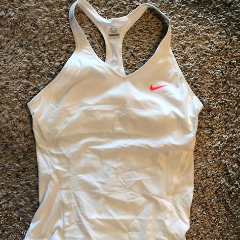 White Nike Tank With Built In Bra - Never Worn Cute Work Out Outfits, Nike Clothing Women Outfits, Cute Sportswear, Tennis Outfits Aesthetic, Nike Clothes Aesthetic, Nike Running Clothes, Soccer Aesthetic Outfit, Nike Clothes Women, Athlete Outfits