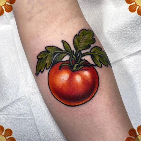 𝕵𝖊𝖘𝖘𝖎 𝕷𝖆𝖜𝖘𝖔𝖓 🌙 on Instagram: “Cute Tomato for Madeline, a tribute for her grandma ☺️ - - - - - #tomato #tomatotattoo #veggietattoo #ilovevegetables #fruittattoo…” Tomato Tattoo, Vegetable Tattoo, Cute Tomato, Fruit Tattoo, Garden Tattoos, Food Tattoos, Harry Potter Tattoos, Plant Tattoo, Aesthetic Tattoo