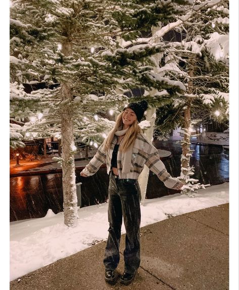 Christmas In The Park Outfit, Christmas Fair Outfit, Christmas In California Outfits, Cute Outfits To Go See Christmas Lights, Christmas Walk Outfit, Christmas Break Outfits, Poses For Christmas Lights, Going To See Christmas Lights Outfit, Rockefeller Center Christmas Outfit