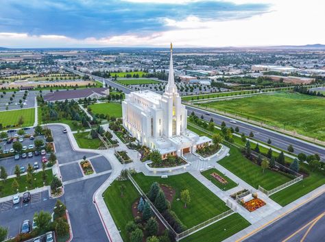 Next to the Brigham Young University-Idaho campus, the Rexburg Temple soars five stories high above Rexburg Temple, Court Room, Byu Idaho, Temple Lds, Rexburg Idaho, Online Church, Board Pictures, Temple Pictures, Brigham Young