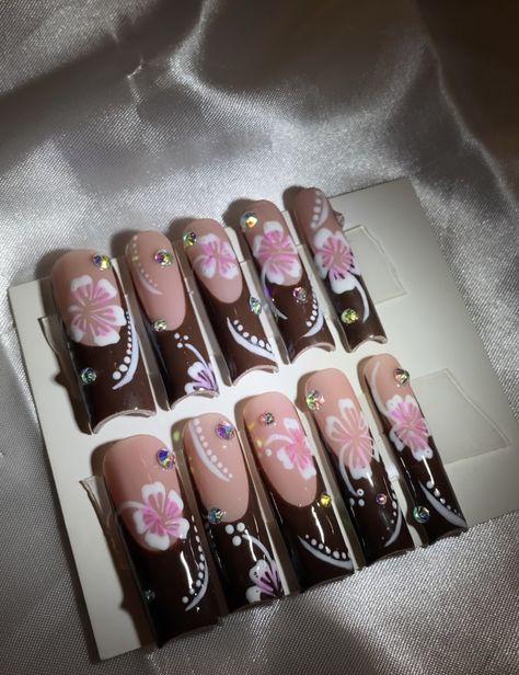 Hibiscus Flower Nails 2000s, Polygel Nails Design Summer, Brown Hibiscus Nails, Key West Kitten Nails, Y2k Hibiscus Nails, Cheetah Hibiscus Nails, Brown And Pink Nails Design, Hawaiian Flower Nails Acrylic, Hibiscus Flower Nails