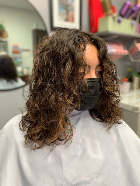 Middle Length Curly Haircut, Framing Haircut Curly Hair, Curly Face Frame Layers, Face Frame For Curly Hair, Short Curly Haircuts Face Framing, Framed Face Haircut Curly Hair, Curly Framing Layers, Layered Curly Hair Round Face, Layered Loose Curly Hair