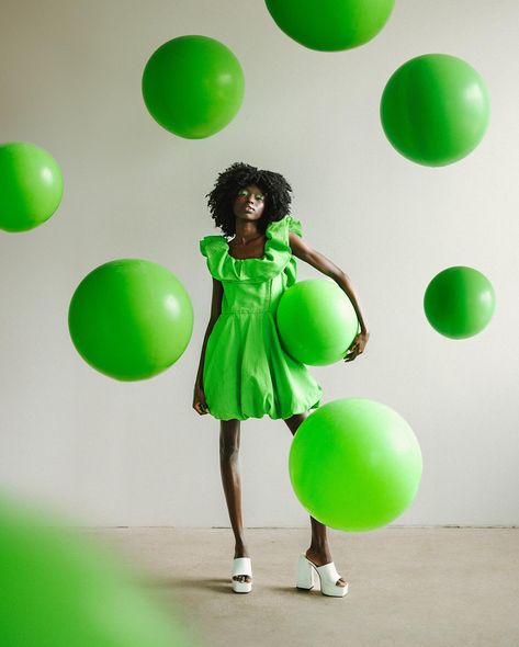 This is your reminder that even the simplest props can lead to photos you love 💚 I had this idea to do some creative portraits with round spheres floating around the subject. I bought a helium tank and round balloons (not the oval ones, so these are bigger) and just taped them to the ground with ribbon, knowing I could Photoshop the ribbon out! In the final images, I replicated a couple of balloons from other images, but I didn’t use any AI for it. I have a full behind the scenes video comi Marina Williams, Behind The Scenes Video, Helium Tank, Photo Class, Round Balloons, Vintage Swim, Beauty Products Photography, Modeling Tips, Helium Balloons