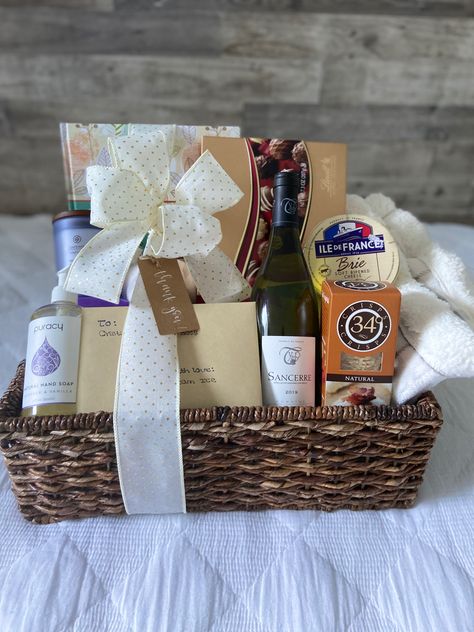 Boss Gift Basket, Wedding Gift Baskets Indian, Gift Hamper Ideas For Marriage, Wedding Basket Gift Ideas Pakistani, Jute Basket Gift Hamper, Wooden Basket Gift Hamper, Client Gift Baskets, Gift Basket Ideas Christmas, Natural Hand Soap