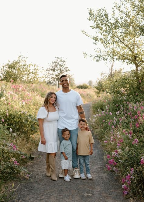 Family photos in the Wildflowers | forgettephoto.com Wild Flower Family Pictures, Fall Family Photoshoot Poses, Foliage Photography, Baby Family Pictures, Wildflower Photo, Family Photoshoot Poses, Fall Family Portraits, 4 Poses, Family Flowers