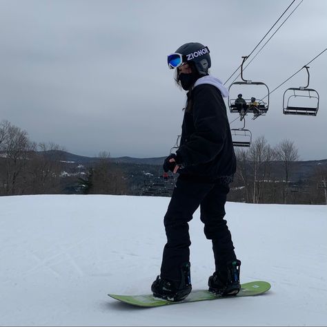 Snowboarding Outfit Black Pants, All Black Snowboarding Outfit, Black Snowboarding Outfit, Snowboarding Style Outfits, Snowboarding Videos, Snowboard Aesthetic, Colorado Snowboarding, Snowboarding Aesthetic, Ski Fits