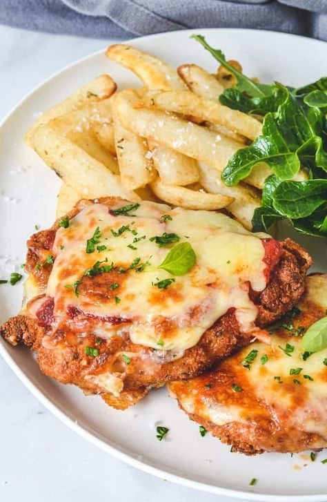 Burger Marketing, Best Crispy Chicken, Chicken Parmigiana Recipe, Homemade Marinara Sauce, Crispy Sweet Potato, Sunday Dinner Recipes, Chicken Parmigiana, Pizza Sauce Homemade, Filling Dinner