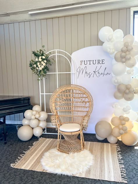 Neutral Wedding Shower Ideas, Kitchen Tee Ideas Bridal Showers, Bridal Shower Decorations Balloons, Indoor Bridal Shower Decorations, Future Mrs Backdrop, Beige Bridal Shower Ideas, Neutral Wedding Shower Decor, Bridal Shower Ideas Backyard, Bridal Shower Home Decor Ideas