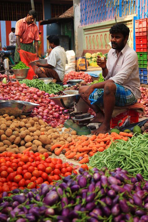 Vegetable Vendor, Chennai City, Market Photography, Amazing India, Calendar Of Events, Traditional Market, Indian People, India Photography, Street Vendor