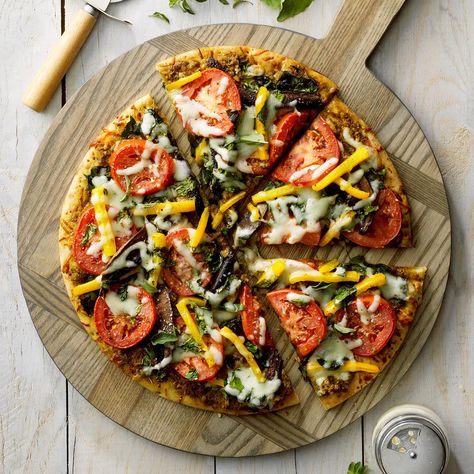 Pesto Vegetable Pizza Healthy Pizza Recipes, Veggie Pizza, Healthy Pizza, Vegetarian Dinners, Pesto Recipe, Easy Weeknight Dinners, Good Pizza, Weeknight Dinners, Taste Of Home