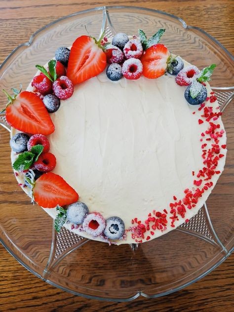 Raspberry Cheesecake Decoration, No Bake Cheesecake Decoration, Strawberry Cheesecake Design, Strawberry Blueberry Cake Decoration, Decorated Cheesecake Birthday, Strawberry Cheesecake Decoration Ideas, Decorating Cheesecake Ideas, Fancy Cheesecakes, Cheesecake Decorating Ideas Birthday