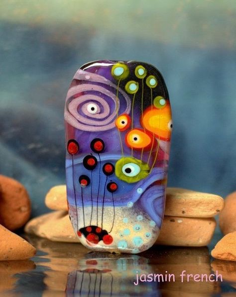 Cool rock painting Rock Painting Abstract, Artistic Rock Painting, Abstract Rock Painting, Art Coquillage, Rock Painting Tutorial, Diy Rock Art, Stone Art Painting, Painted Rocks Craft, Painted Rocks Diy