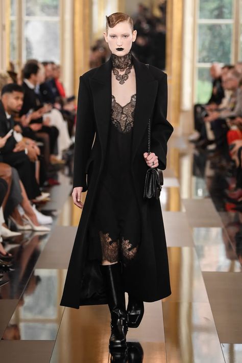 Valentino Fall 2024 Ready-to-Wear Runway, Fashion Show & Collection Review [PHOTOS] Valentino 2024, Punk Street Style, Show Collection, Power Dressing, Fashion Portfolio, Column Dress, Fall Winter 2024, Mood Board Fashion, Fashion Show Collection