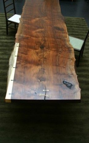 A slab table - also a cool idea, so long as it's more scrap wood than more wood being cut Man Study, Stair Cases, Wood Butterfly, Unusual Furniture, Slab Table, Wood Tables, Log Furniture, Mesa Exterior, Walnut Table