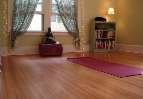 Yoga Space from beauty that moves blog... looks simple and peaceful :) Meditation Room Inspiration, Sala Zen, Yoga Studio Design Ideas, Office Yoga Room, Yoga Meditation Space, Yoga Room Design, Home Yoga Room, Yoga Meditation Room, Guest Bedroom/office