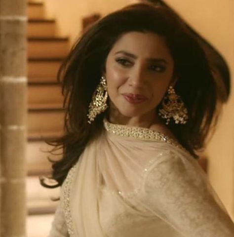 Mahira Khan Raees Mahira Khan, Zaalima Song, Raees Movie, Mahira Khan Pics, Mahira Khan Dresses, Indian Movie, Contemporary Bridal, Pakistani Couture, Mahira Khan