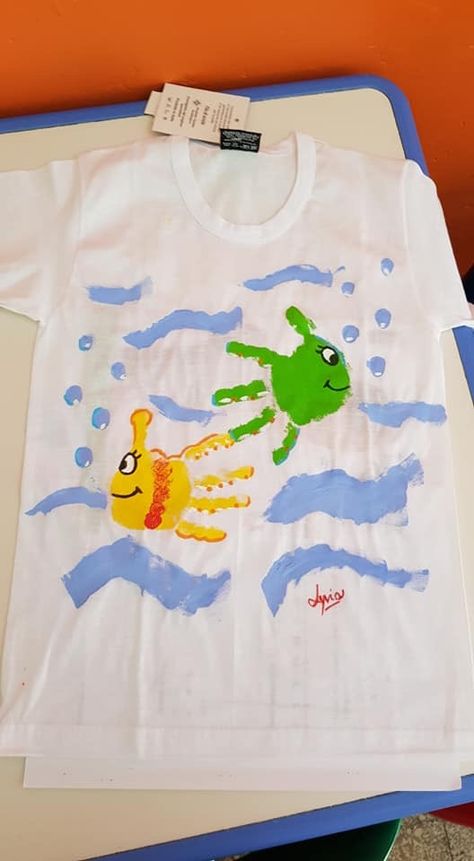 Paint Shirt Ideas, Gamle T Shirts, Diy Kids Shirts, Friendship Paintings, Tshirt Design Diy, Hand Printed Shirt, Regalos Ideas, Diy Father's Day Crafts, Toddler Painting