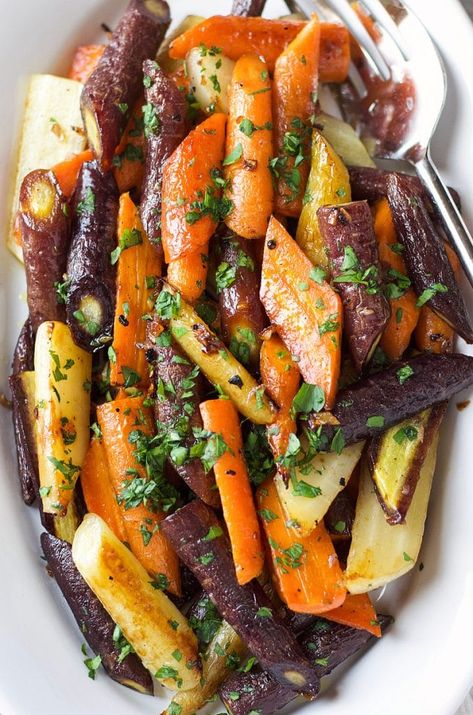 Carrots Thanksgiving, Rainbow Carrot Recipes, Carrots Garden, Garden In The Kitchen, Oven Roasted Carrots, Roasted Rainbow Carrots, Colorful Carrots, Roasted Carrots Recipe, Honey Roasted Carrots