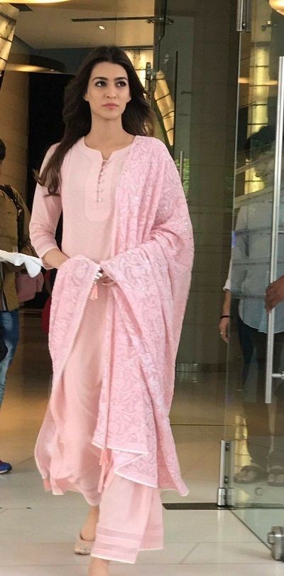 Bollywood Cotton Salwar Suit Designs Kriti Sanon Suit, Suit Punjabi, Indian Kurti Designs, Salwar Suit Designs, Baby Pink Dresses, Indian Designer Suits, Boutique Suits, Long Kurti Designs, Casual Indian Fashion