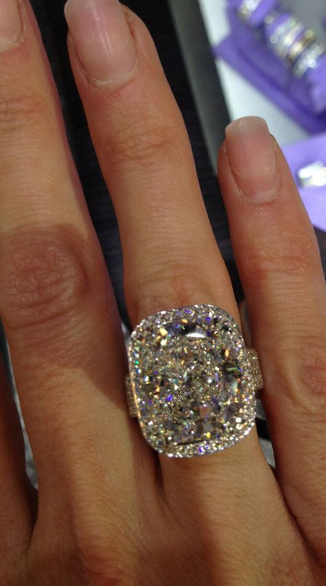 ↬[ p ι n т e r e ѕ т ] : @diamondbabyd | {fσℓℓσω тσ ѕєє мσяє} Massive Diamond Ring, Large Diamond Ring, Diamond Band Rings, Glam Barbie, Pretty Ring, Ring Trends, Mansions Luxury, Dream Engagement Rings, Bling Rings