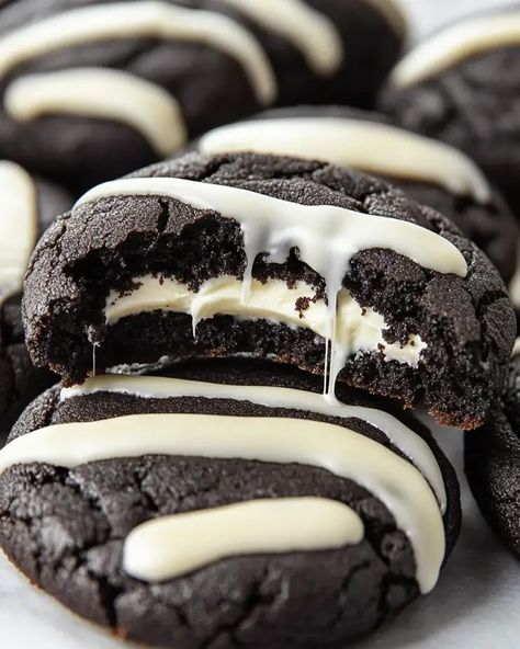 Black Velvet Cheesecake Cookies – Rich and Creamy Treats - optimal recipes Black Velvet Cookies, Black And Pink Cookies, Velvet Cookies, Black Food Coloring, Velvet Cheesecake, Cookies Soft, Pink Cookies, Natural Food Coloring, Cookie Spread