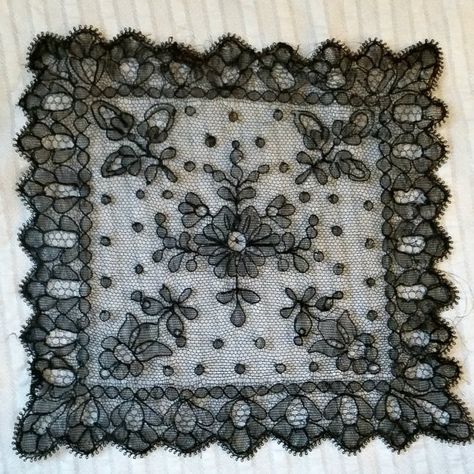 Classic Black Formal Handkerchiefs, Lace Kerchief, Wedding Veils Vintage Victorian Antique Lace, Vintage White Handkerchiefs With Lace Work, White Victorian Handkerchief With Lace Trim, Lace Handkerchief, Antique Artwork, Historic Fashion, Vintage Card