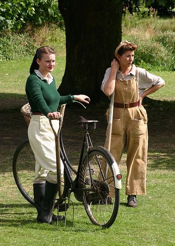 Second World War Landgirls with Bicycle Ww2 Fashion, Women's Land Army, 1940s Looks, Land Girls, Farm Clothes, Goodwood Revival, Army Girl, 40s Fashion, Womens Fiction