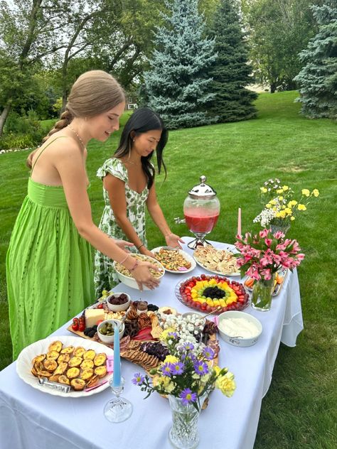 garden party food Garden Party Food Ideas Summer, Midsommar Food Ideas, Garden Party Inspiration, Garden Party Foods, Simple Garden Party, Classy Garden Party, Pastel Garden Party, Garden Party Food, Midsommar Party