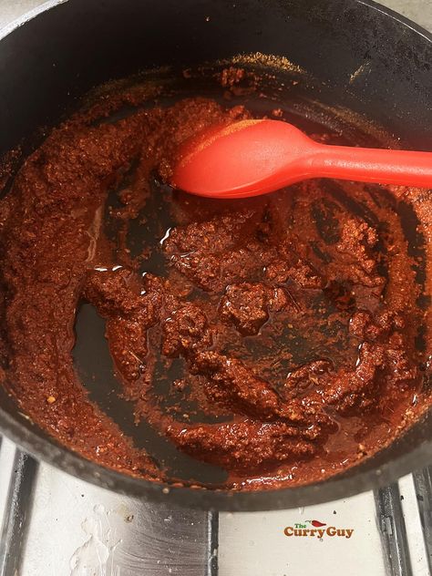 Adding the oil and stirring it into the water and tandoori masala powder. Tandoori Paste, Tandoori Masala, Tamarind Paste, Into The Water, Curry Paste, Plain Yogurt, Latest Recipe, Spice Blends, Spice Mixes