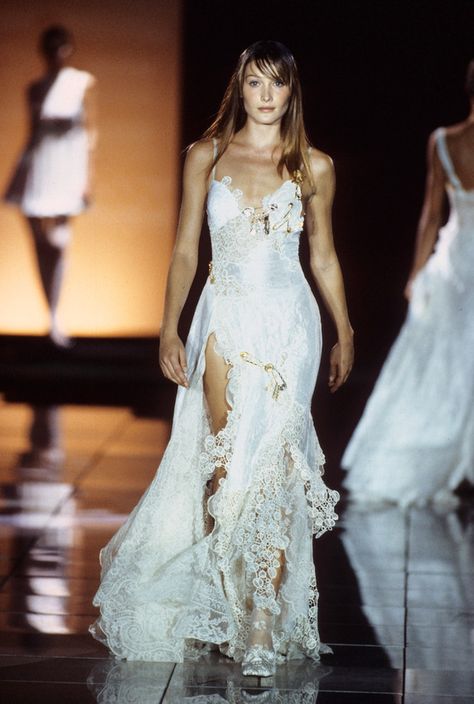 Dresses 90s, 90s Runway Fashion, Versace Spring, Runway Fashion Couture, Runway Outfits, Versace Fashion, Carla Bruni, Versace Dress, Model Walks