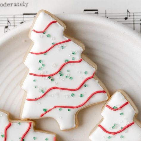 Danielle | French Vanilla Baker on Instagram: "I’ve been seeing Little Debbie Christmas tree copycats and designs all over the place this year and I’m loving it! I was excited to jump in and recreate it in Royal icing form ☺️ If you had to choose, would you eat @thereallittledebbie Christmas tree cakes, or one of these sugar cookies? 😋🎄 Sugar cookie and Royal icing recipes by @lindsey.ruel #christmascookies #christmastreecookies #littledebbie" Little Debbie Christmas Tree Cookies, Christmas Tree Cake Cookies, Sugar Cookie Christmas Tree, Royal Icing Recipes, Sugar Cookie Recipe With Royal Icing, Little Debbie Christmas Tree, Christmas Tree Cakes, Icing Recipes, Cookies Sugar