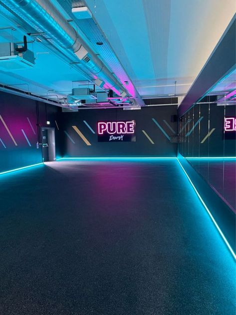 It was a real pleasure providing PureGym with lighting products and services to their new gym in Witney. Shoplight Ltd Span Surface fixtures used with EasyAir integral sensors for energy saving through motion and daylight detection. #lighting #lightingdesign #lightinggreats #retaillighting #everyshopmatters #LightingDesign #RetailLighting #LightingConsultants #CommercialLighting #Interiors #Shoplight #LED #GYM Fitness Studio Lighting, Garage Gym Lighting, Gym Interior Ideas, Home Gym Lighting, Gym Lights, Trx Gym, Club Design Interior, Workout Supplies, Dance Studio Design