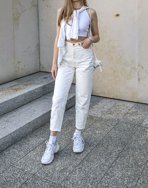 Denim Pants And White Top Outfit, Full White Outfit, White Tops Outfit, Outfit White, Hip Hop Outfits, White Outfit, Fashion Girl, White Outfits, White Pants