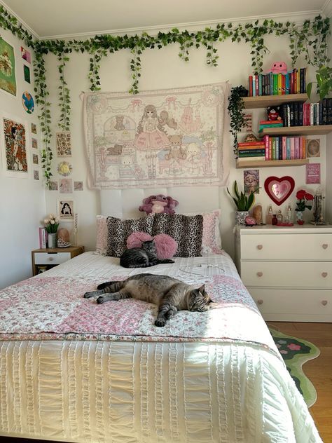 Room Inspo Flowers, Room Decor Bedroom Tapestry, Cute Bedroom Storage, Floral Aesthetic Bedroom, How To Decorate A Big Bedroom, Room Inspo Floral, Pink And Gold Bedroom Aesthetic, Girly Maximalist Bedroom, Pastel Eclectic Decor Bedroom