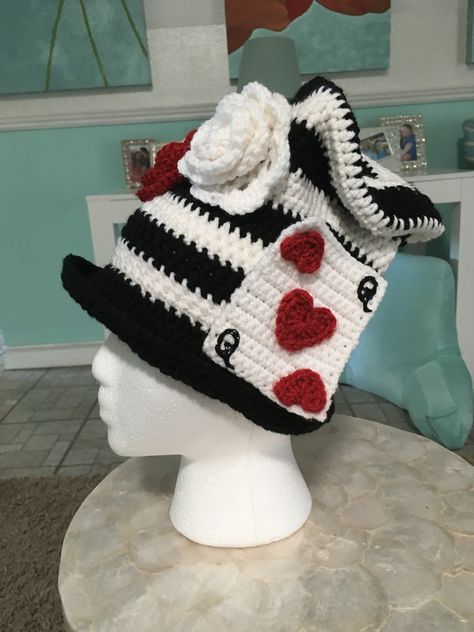 Alice And Wonderland Crochet, Mad Hatter Crochet Hat, Crochet Queen Of Hearts, Crochet Alice In Wonderland, Alice In Wonderland Crochet, Crochet Charcter Hats, Alice In Wonderland Crochet Pattern Free, Alice In Wonderland Crochet Dress, Disney Crochet Hats