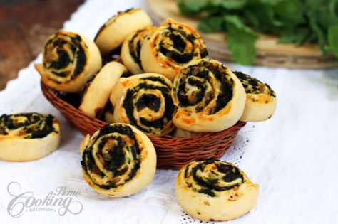 Party recipe for sausages pinwheels here-in the spinach and Mushroom pinwheelsa recipe Mushroom Quiche, Make Ahead Appetizers, Pinwheel Recipes, Spinach Stuffed Mushrooms, Starters Recipes, Small Bites, Yummy Appetizers, Thanksgiving Recipes, Finger Foods