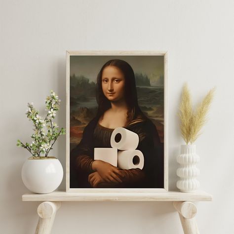 Funny Bathroom Print, Quirky bathroom art, Mona Lisa Vintage bathroom Art, Bathroom Humor wall Art, Funny Bathroom Art,Bathroom Wall Decor #wallart #design #architecture Large Eclectic Wall Art, Surreal Humor, Vintage Bathroom Art, Artsy Bathroom, Maximalist Bathroom Decor, Art Mona Lisa, Maximalist Bathroom, Quirky Bathroom, Quirky Wall Art