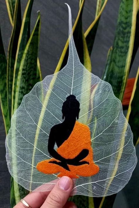 Peepal Leaf, Leaf Art Diy, Leaf Craft Activities, Dry Leaf Art, Buddha Art Drawing, Leaf Artwork, Easy Mandala Drawing, Diy Leaves, Wall Art Diy Paint