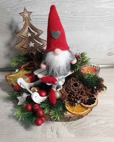 Wood Board Crafts, Small Centerpieces, Holiday Arrangement, Holiday Centerpieces, Candle Centerpieces, Christmas Centerpieces, Xmas Crafts, Christmas Crafts Diy, Winter Decor