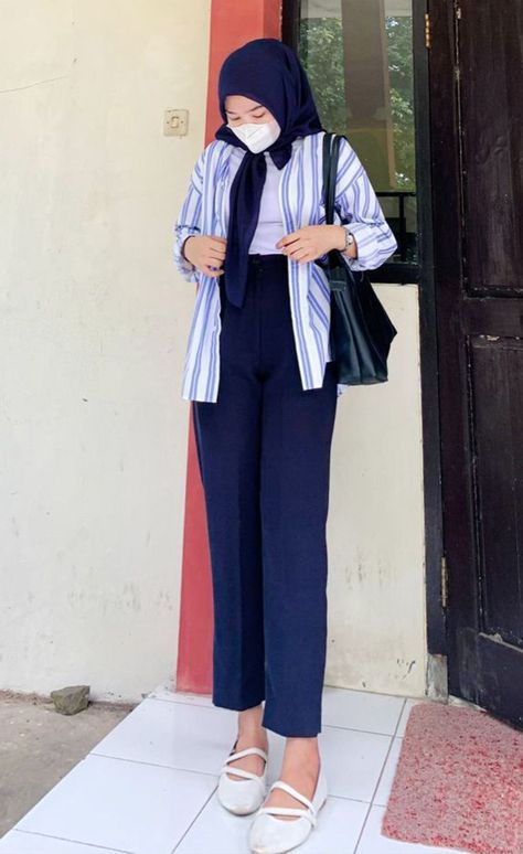 Ootd Celana Biru Navy Hijab Foto Ootd, Pashmina Hijab, Ootd Jeans, Outfit Hijab Casual, Ootd Hijab Casual, Casual Ootd, Celana Jeans, Navy Outfit, Casual Hijab