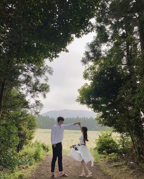 Ever After Aesthetic, After Aesthetic, Prenuptial Photoshoot, Shooting Couple, Pre Wedding Photoshoot Props, Korean Couple Photoshoot, Prewedding Outdoor, Korean Wedding Photography, Pre Wedding Photoshoot Outfit