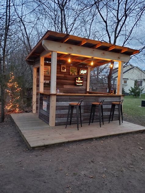 Farmhouse Outside Ideas, Outdoor Bar Ideas Backyards Diy, Pergola Bar, Bar Outdoor Design, Ghost Kitchen, Diy Outdoor Bar, Bar Shed, Outside Bars, Grill Table