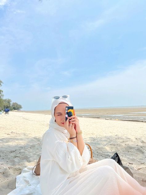 Beach Clothes Hijab, Hijab Ootd Beach, Beach Pictures Hijab, Dress Pantai Hijab, Ootd Pantai Bali, Beach Poses Hijab, Beach Ootd Hijab, Outfit Beach Hijab, Bali Outfit Ideas Hijab