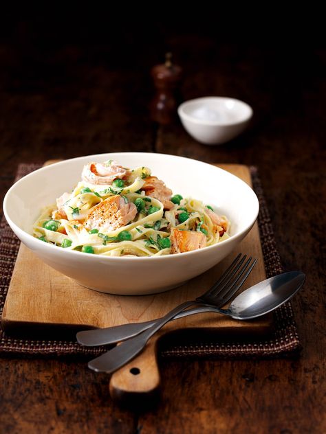 Salmon and pea tagliatelle Low Calorie Salmon, Salmon Tagliatelle, Fresh Tomato Sauce Recipe, Tagliatelle Recipe, Creamy Salmon Pasta, Creamy Salmon, Salmon Pasta, Easy Pasta Dishes, Healthy Salmon